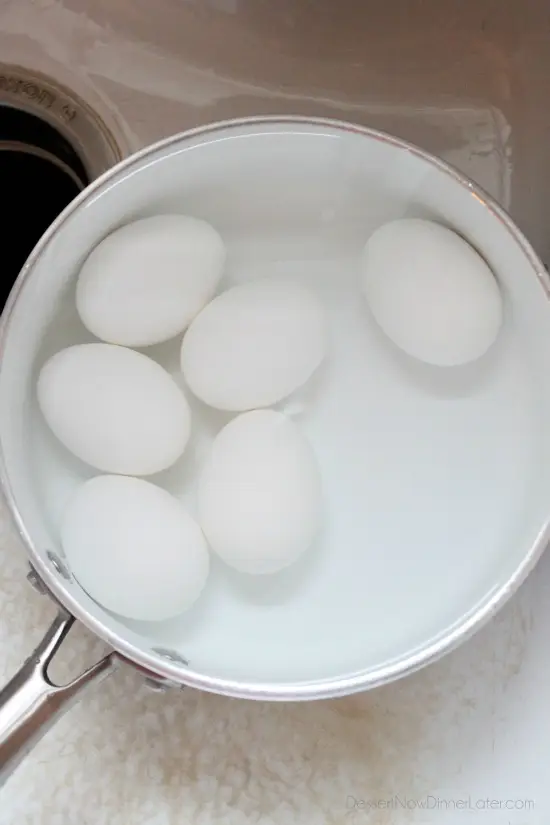 https://www.dessertnowdinnerlater.com/wp-content/uploads/2014/03/Easy-Peel-Perfectly-Boiled-Eggs8.jpg.webp