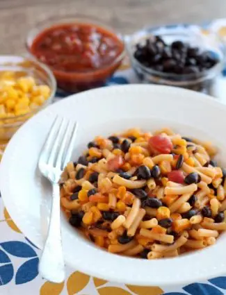 Need an easy and quick dinner idea? Grab a box of mac and cheese and a few other pantry ingredients to create this bold Southwestern Mac and Cheese the whole family will enjoy!