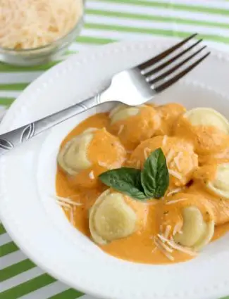 Roasted Red Pepper Ravioli - Fresh and creamy roasted red pepper sauce atop al dente cooked cheese filled ravioli, for a restaurant-quality Italian dish made easy at home!