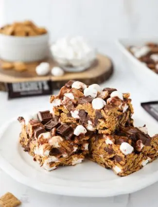 S'mores Krispie Treats have all the flavors of traditional s'mores made into an easy no-bake summer dessert. Loaded with Golden Grahams cereal, plenty of marshmallows and chocolate, these indoor s'mores bars are a crowd favorite.