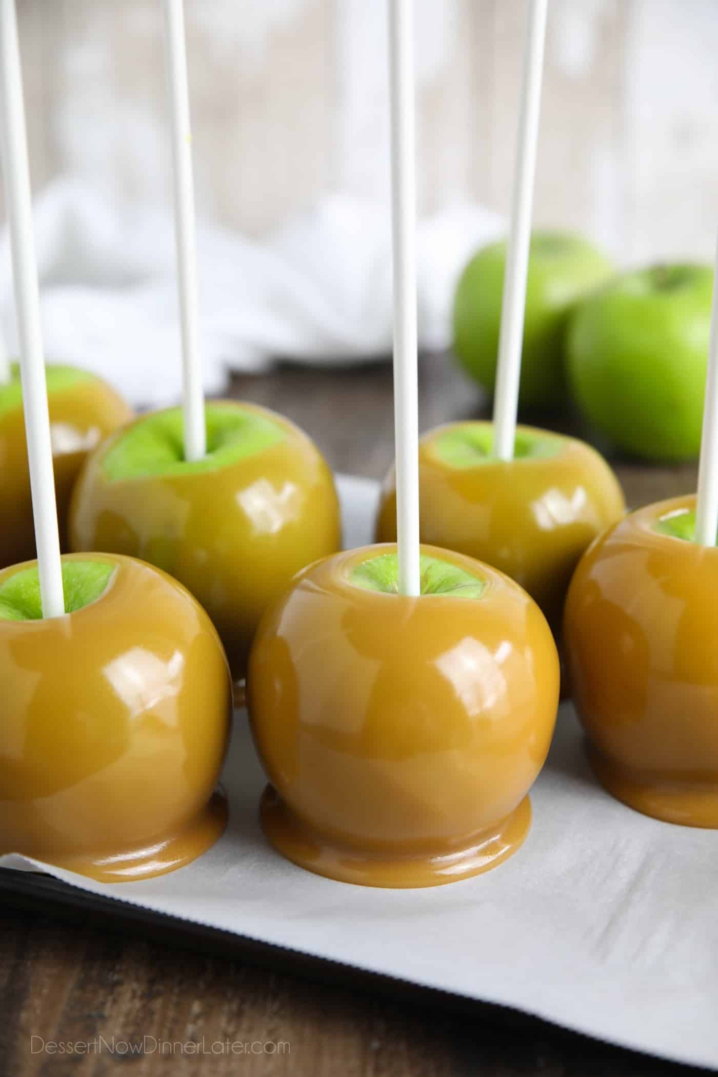 https://www.dessertnowdinnerlater.com/wp-content/uploads/2020/09/Homemade-Caramel-Apples-1.jpg