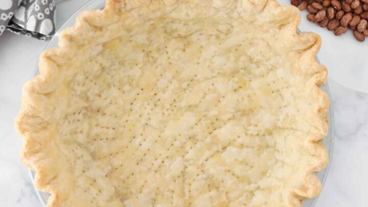 https://www.dessertnowdinnerlater.com/wp-content/uploads/2021/10/How-to-Blind-Bake-Pie-Crust-1-720x405.jpg